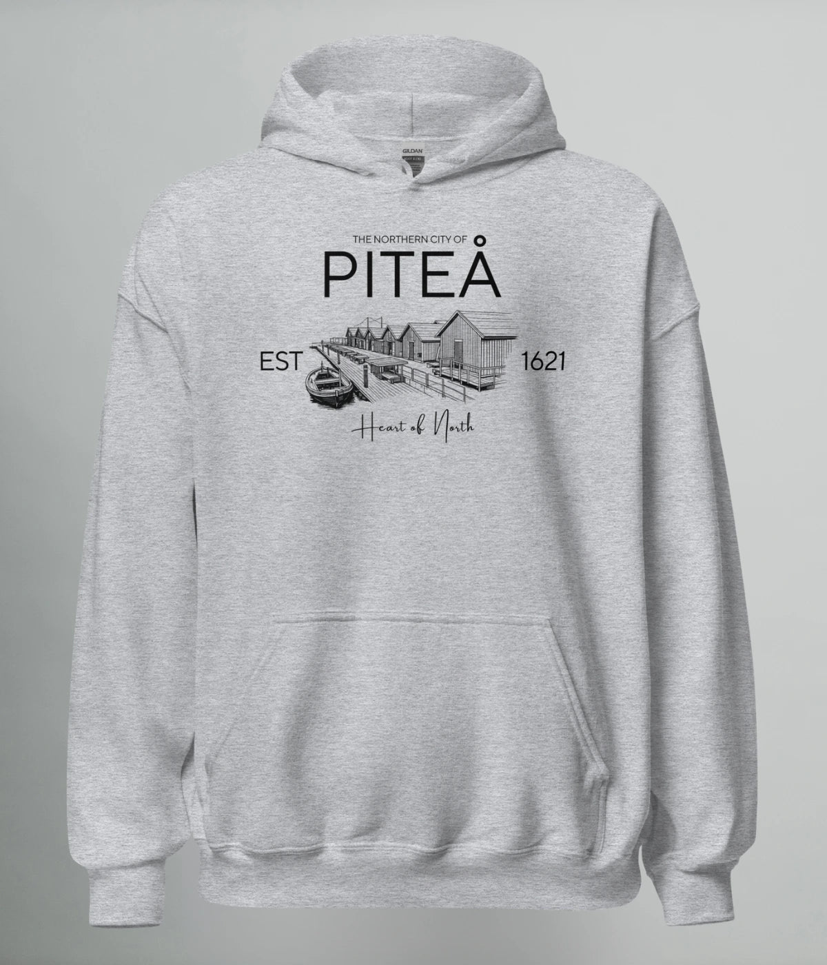 Grå Norrländsk hoodie Piteå med sjöbodar och bryggmotiv EST 1621 från Heart of North