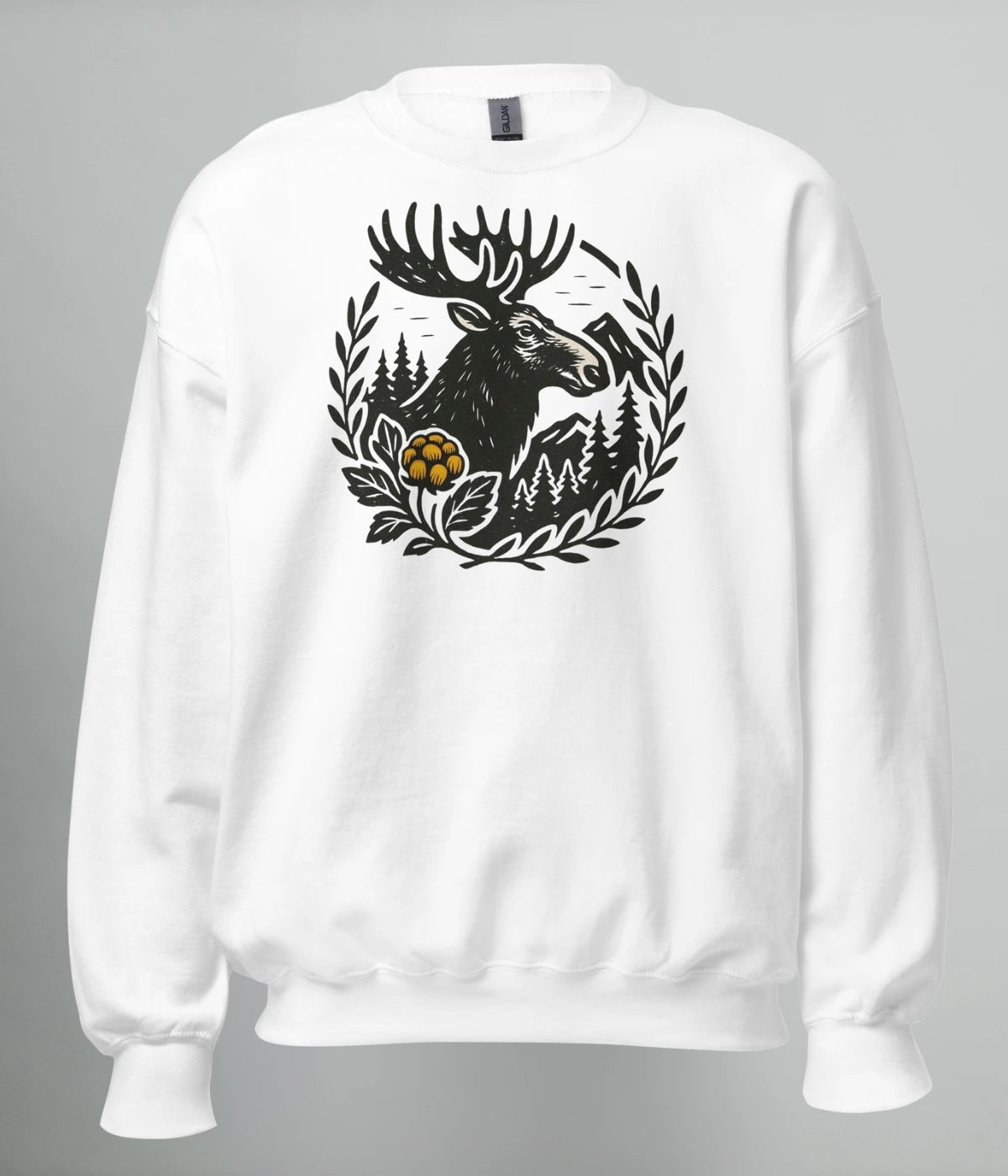 Vit sweatshirt med norrländskt motiv av älg, fjäll, skog och hjortron – Heart of North unisexdesign inspirerad av Norrlands natur.