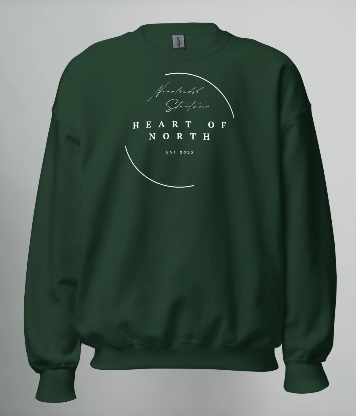 Mörkgrön unisex sweatshirt med vit minimalistisk design och texten “Norrländsk Streetwear – Heart of North – EST 2023” tryckt framtill.