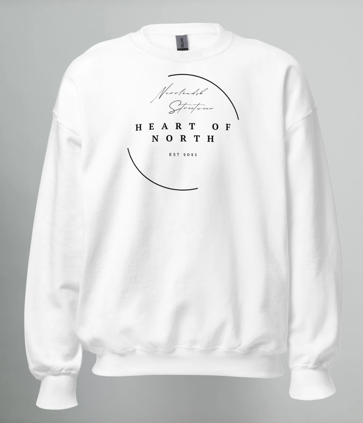 Vit unisex sweatshirt med vit minimalistisk design och texten “Norrländsk Streetwear – Heart of North – EST 2023” tryckt framtill.