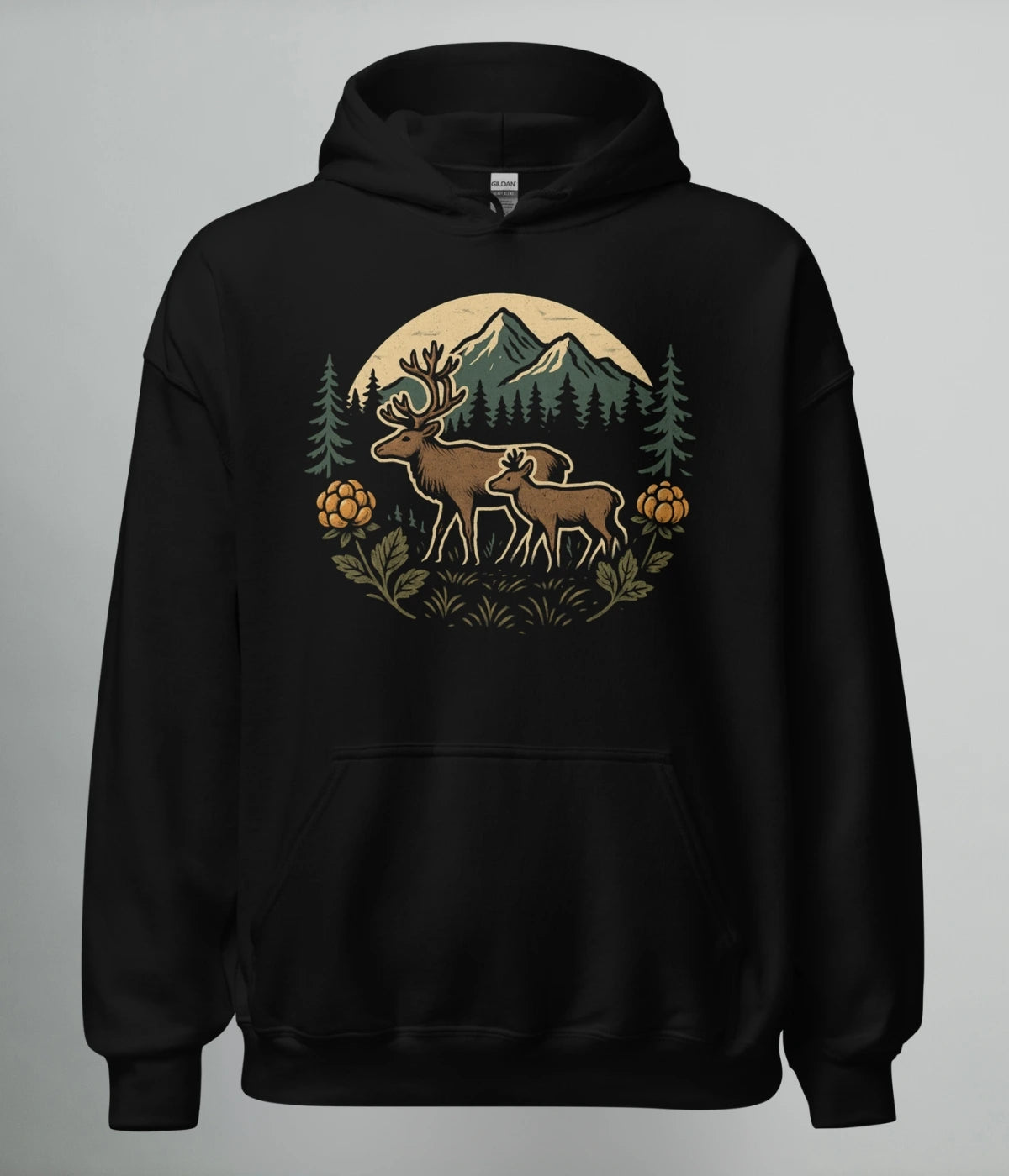 Hoodie i svart med tryck av två renar omgivna av hjortron, fjäll och norrländsk skog – en unisex huvtröja från Heart of North.