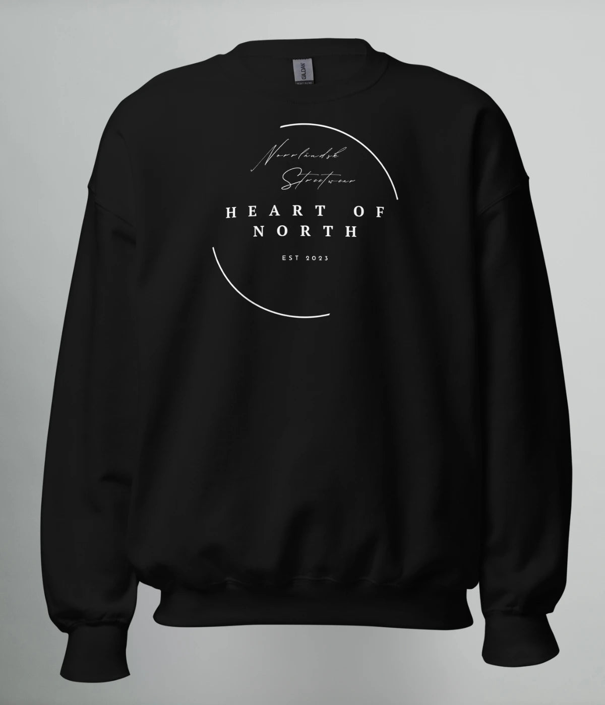 Svart unisex sweatshirt med vit minimalistisk design och texten “Norrländsk Streetwear – Heart of North – EST 2023” tryckt framtill.