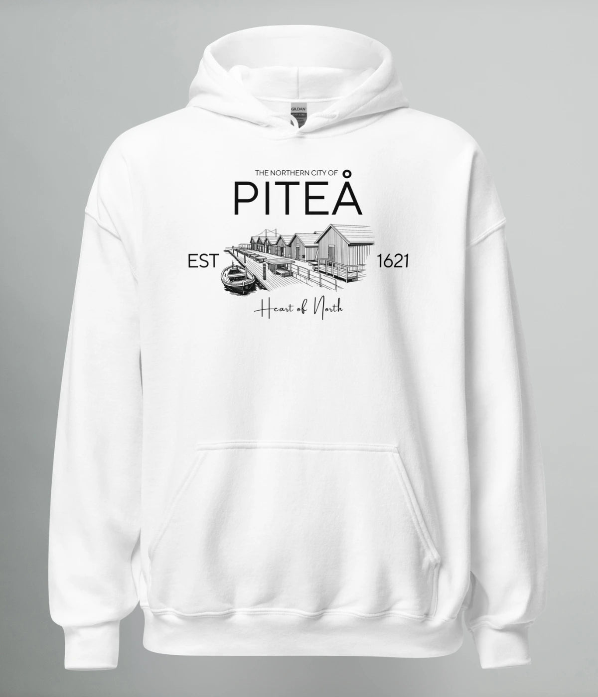 Vit Norrländsk hoodie Piteå med sjöbodar och bryggmotiv EST 1621 från Heart of North