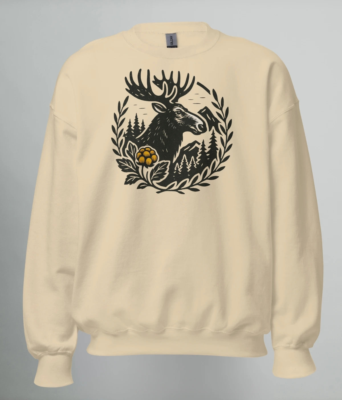 Beige sweatshirt med norrländskt motiv av älg, fjäll, skog och hjortron – Heart of North unisexdesign inspirerad av Norrlands natur.