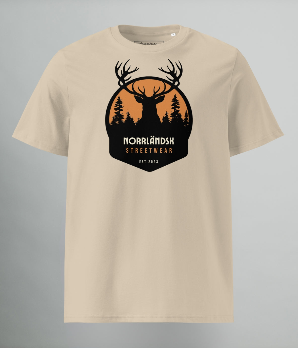 Beige t-shirt med svart hjortmotiv och texten "Norrländsk Streetwear – EST 2023" tryckt framtill, från Heart of North.