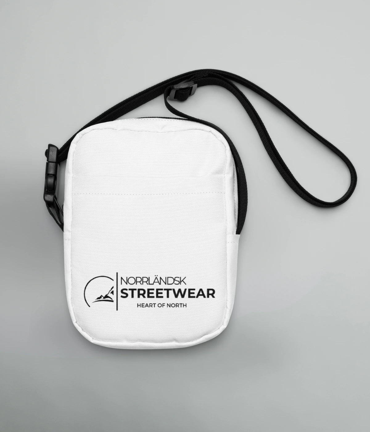 Vit crossbody väska med broderad text Norrländsk Streetwear från Heart of North – unisex accessoar i slitstark polyester med justerbar rem