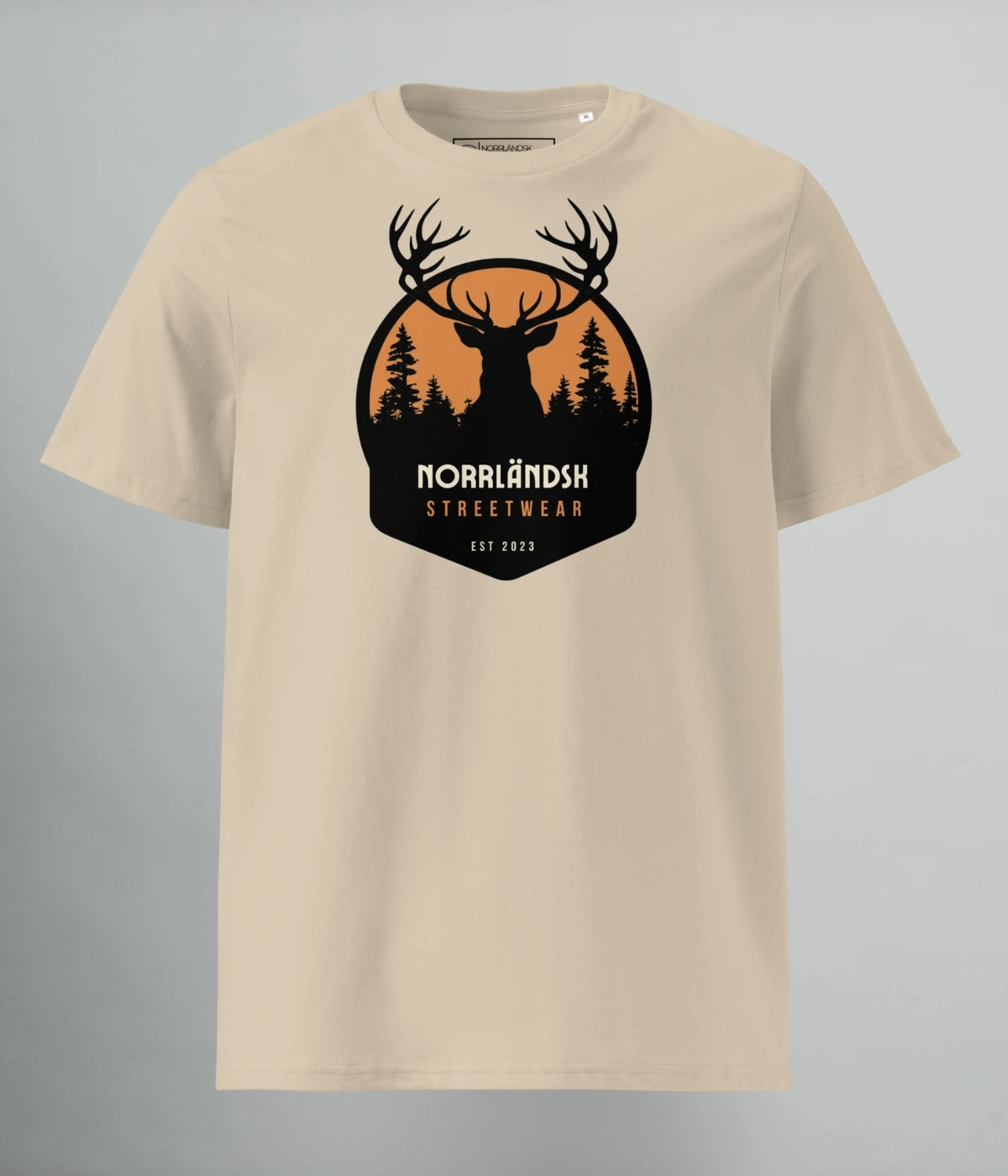 Beige t-shirt med svart hjortmotiv och texten "Norrländsk Streetwear – EST 2023" tryckt framtill, från Heart of North.