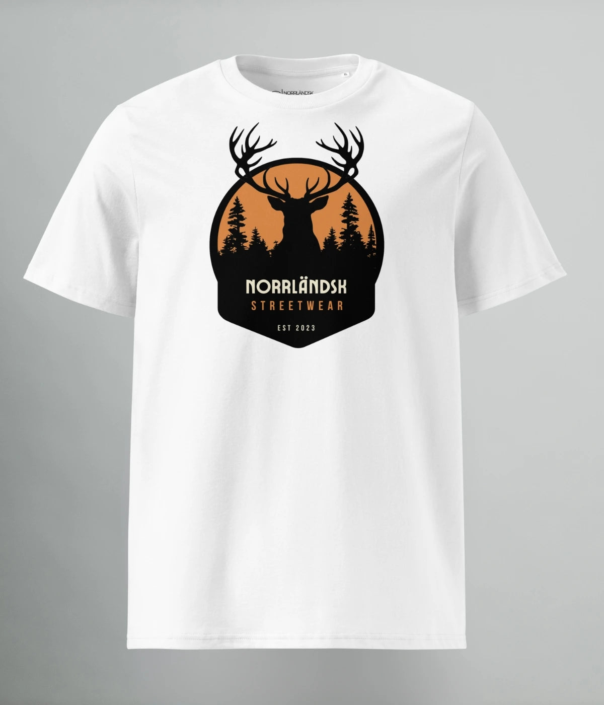 Vit t-shirt med svart hjortmotiv och texten "Norrländsk Streetwear – EST 2023" tryckt framtill, från Heart of North.