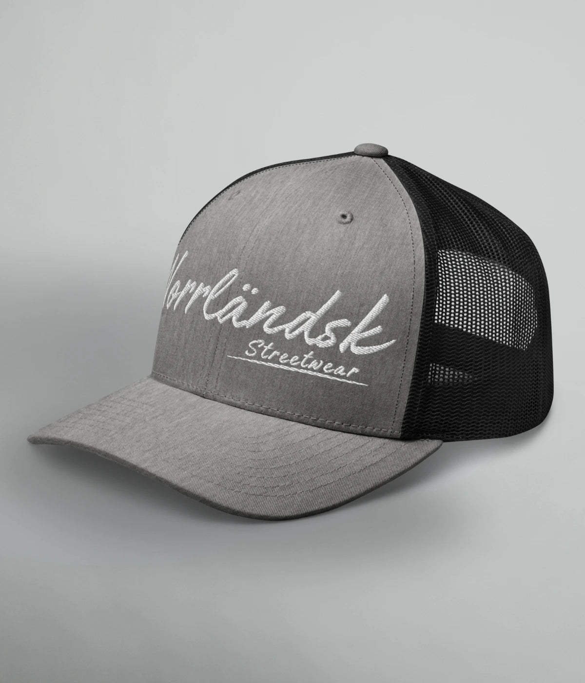Grå och svart truckerkeps med vit brodyrtext Norrländsk Streetwear – unisex keps med meshbaksida och justerbart spänne