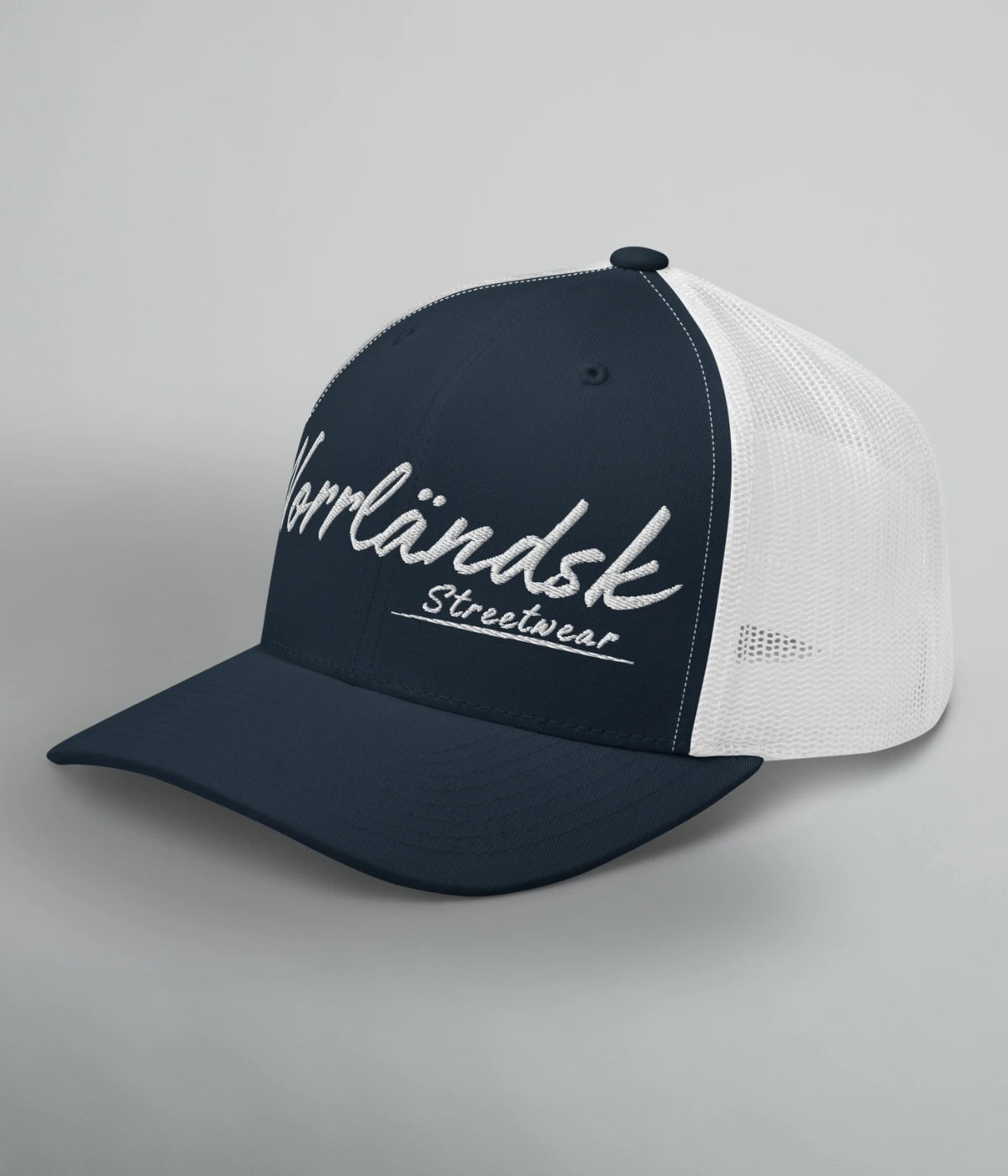 Marinblå och vit truckerkeps med vit brodyrtext Norrländsk Streetwear – unisex keps med meshbaksida och justerbart spänne