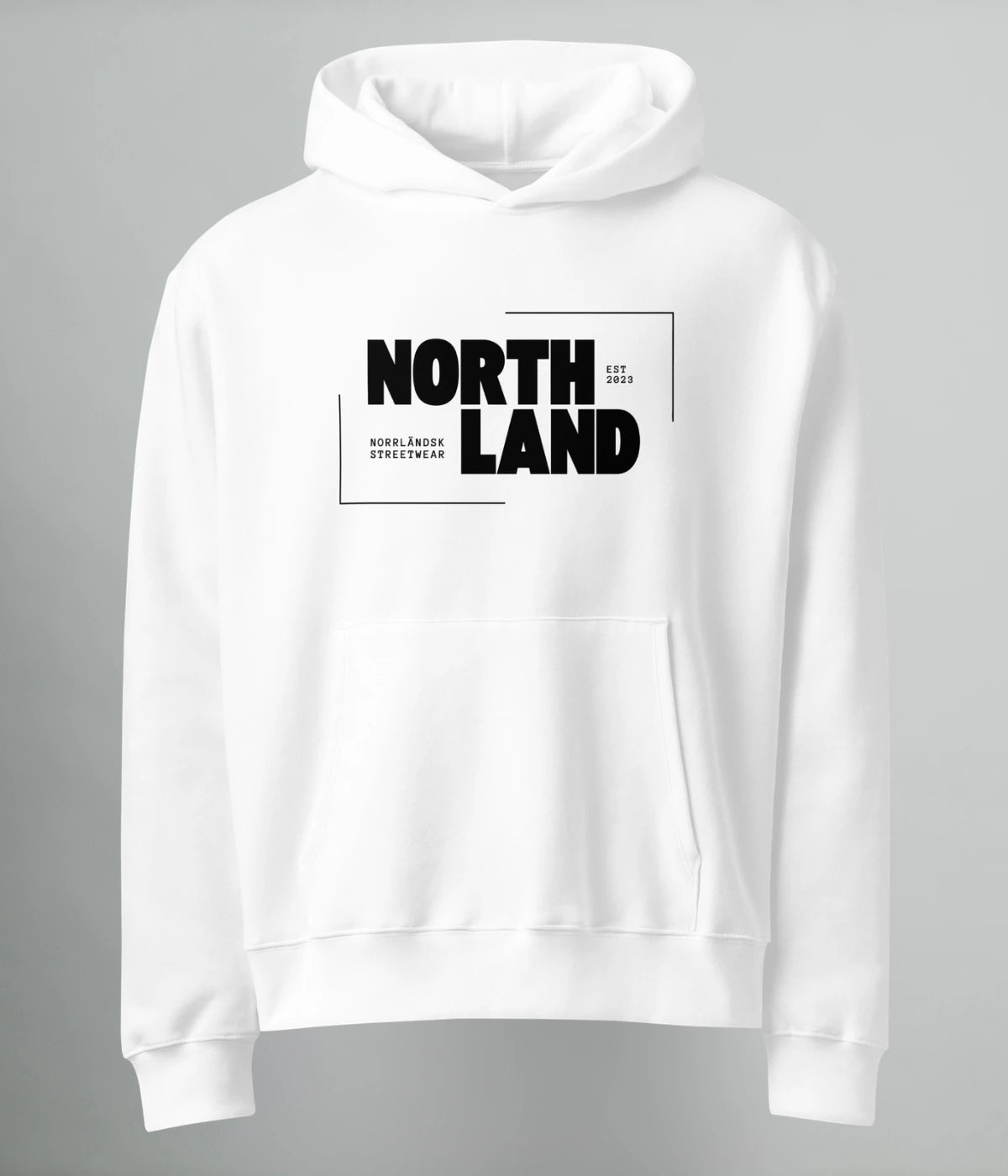 Vit oversized hoodie med texten “Northland” i svart typografi – norrländsk streetwear hoodie från Heart of North med minimalistisk design.