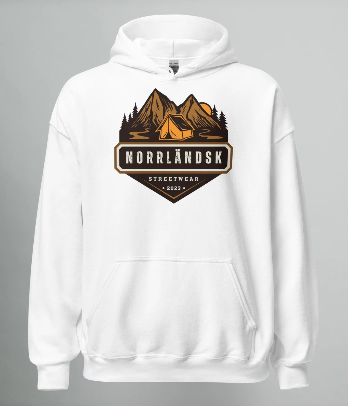 Vit hoodie med illustration av fjäll, skog och stuga – Norrländsk streetwear med texten "Norrländsk Stugliv Streetwear 2023" från Heart of North.