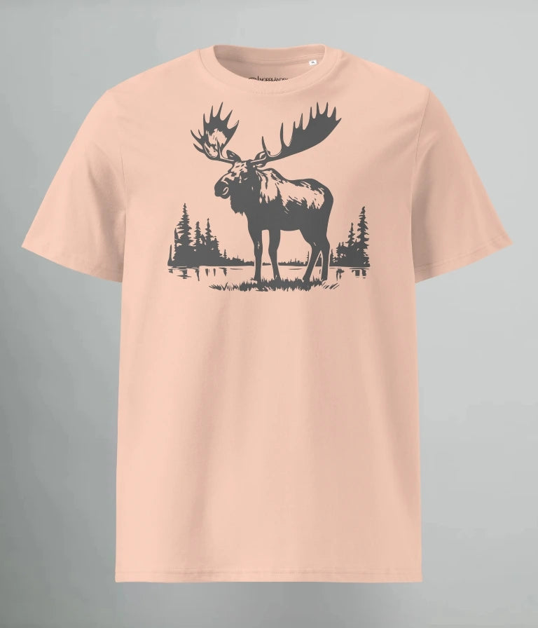 Persika T-shirt med älgmotiv – ekologisk unisexmodell med realistisk illustration av älg från Norrland