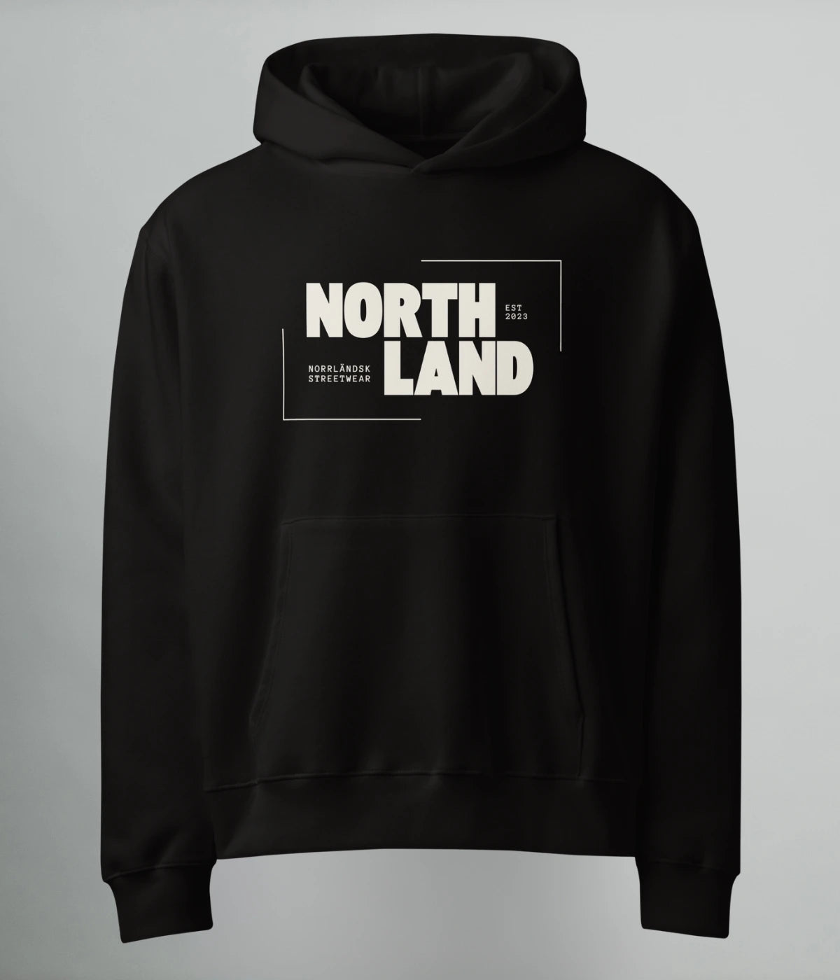 Svart oversized hoodie med texten “Northland” i vit typografi – norrländsk streetwear hoodie från Heart of North med minimalistisk design.