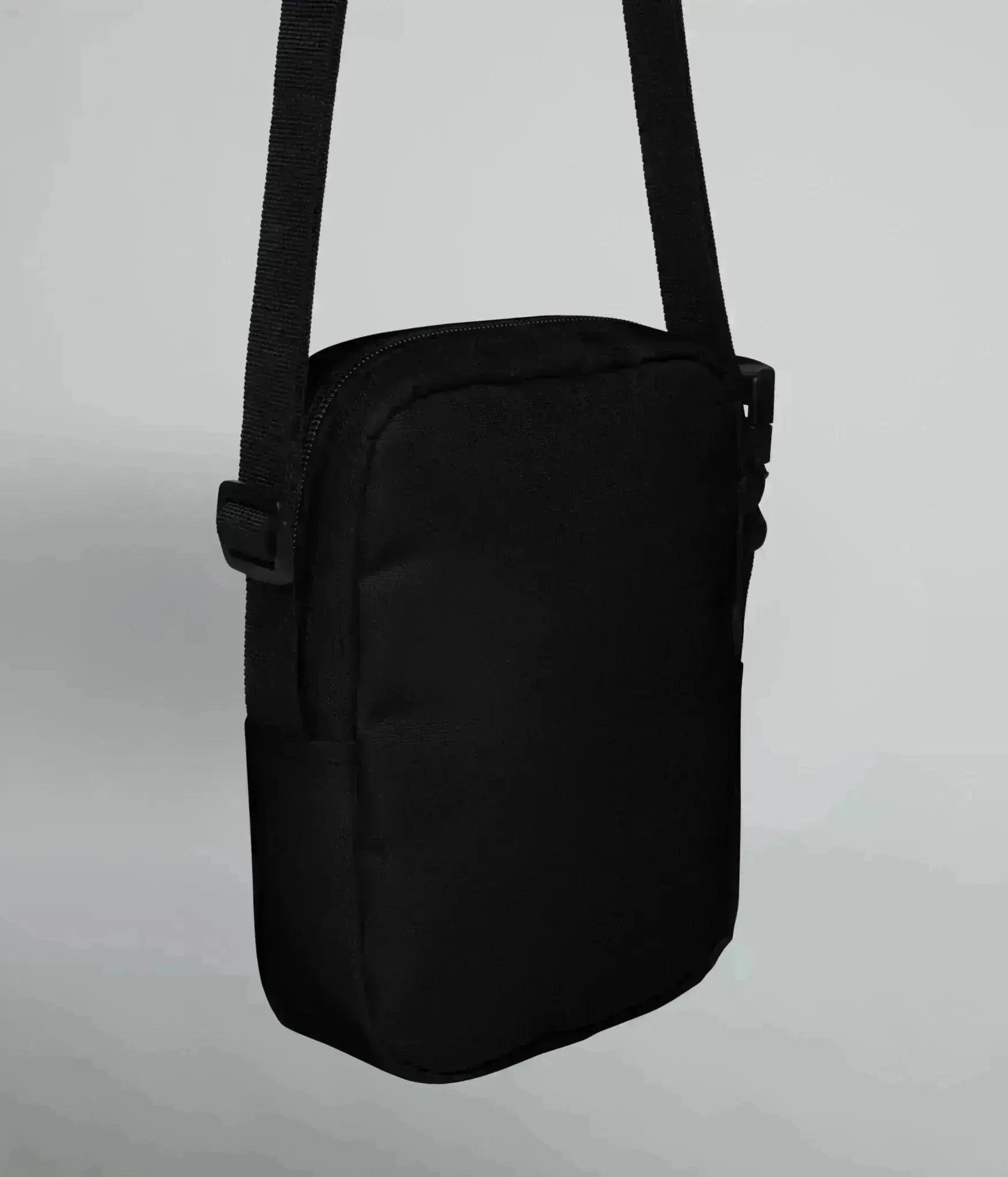Svart Crossbody-väska från Heart of North med vit logotyp framtill, justerbar rem och kompakt design – perfekt för äventyr och vardag.