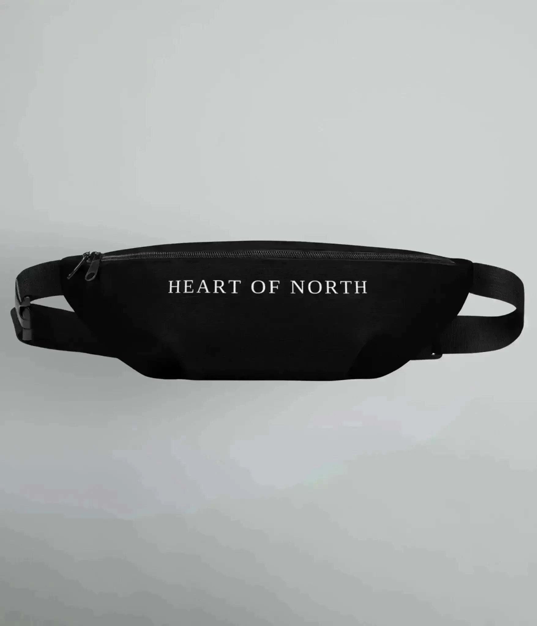 Svart Fanny Pack-väska från Heart of North med vit logotyp, justerbara svarta remmar och stilren kompakt design – perfekt för vardag och äventyr i Norrland.