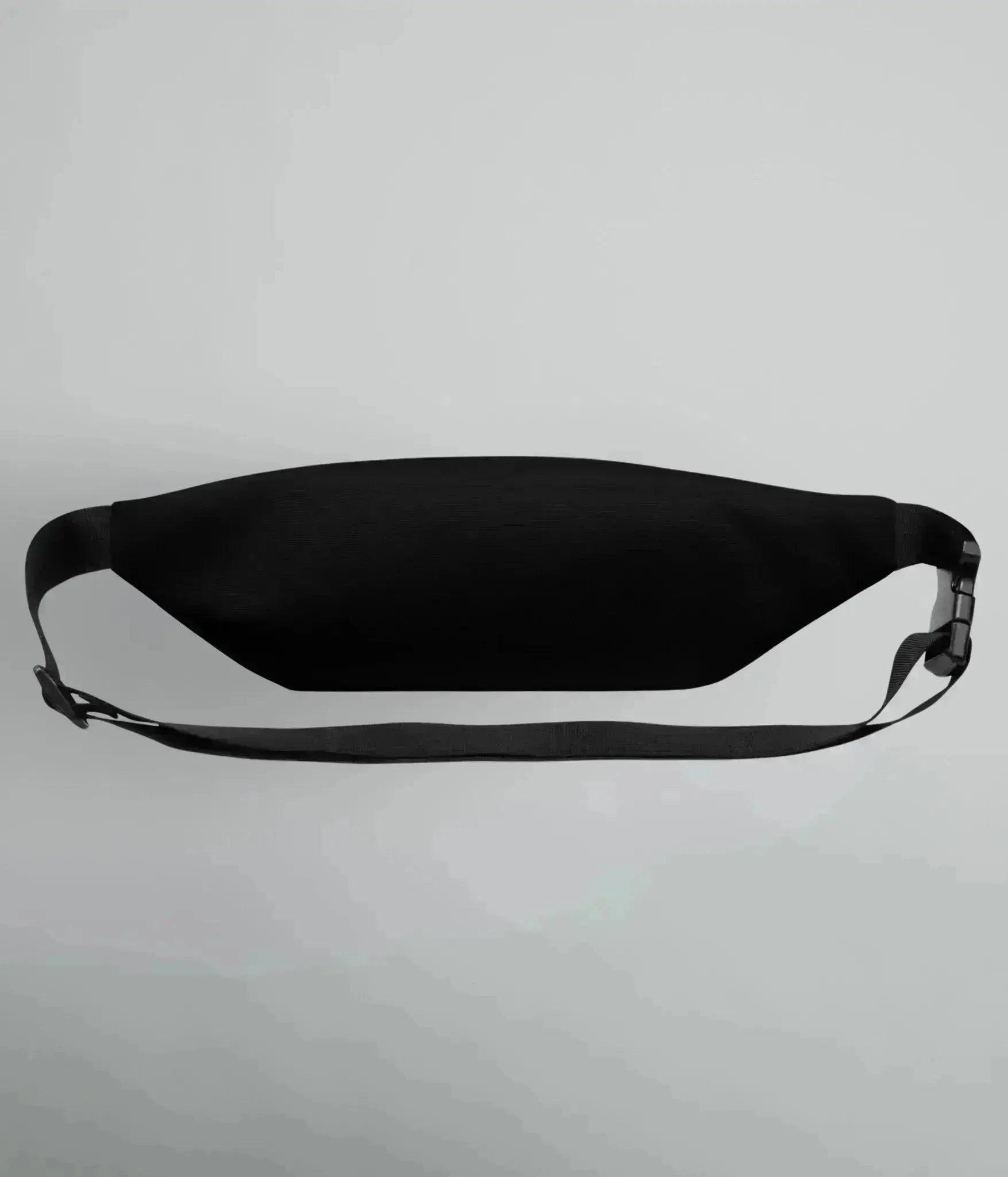Svart Fanny Pack-väska från Heart of North med vit logotyp, justerbara svarta remmar och stilren kompakt design – perfekt för vardag och äventyr i Norrland.