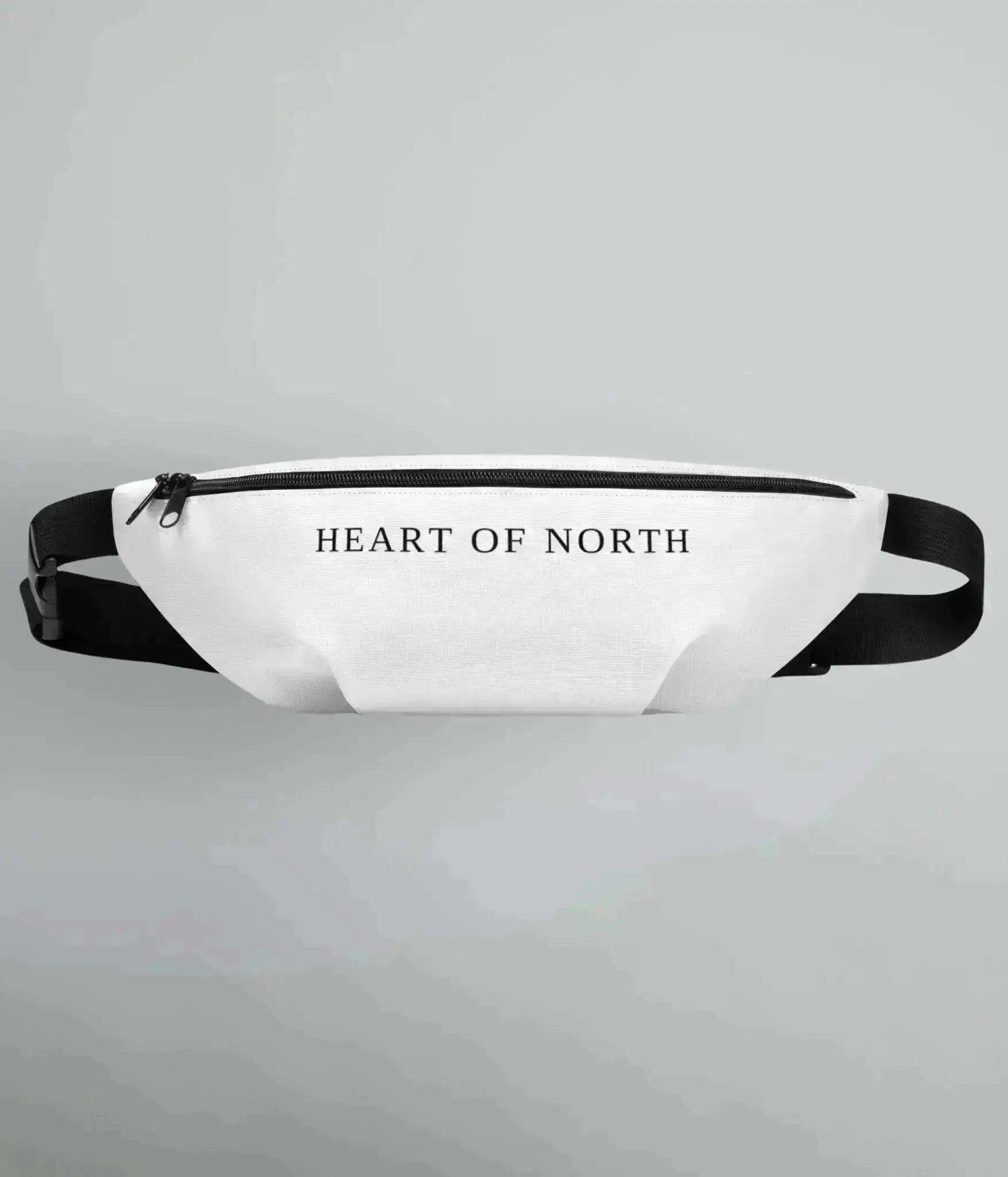 Vit Fanny Pack från Heart of North med svart textlogotyp och justerbar svart rem – vattenavvisande och perfekt för vardag, festival eller resa.