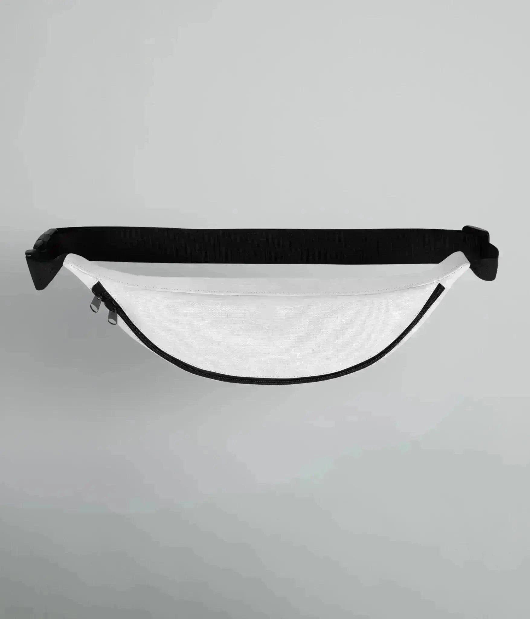 Vit Fanny Pack från Heart of North med svart textlogotyp och justerbar svart rem – vattenavvisande och perfekt för vardag, festival eller resa.