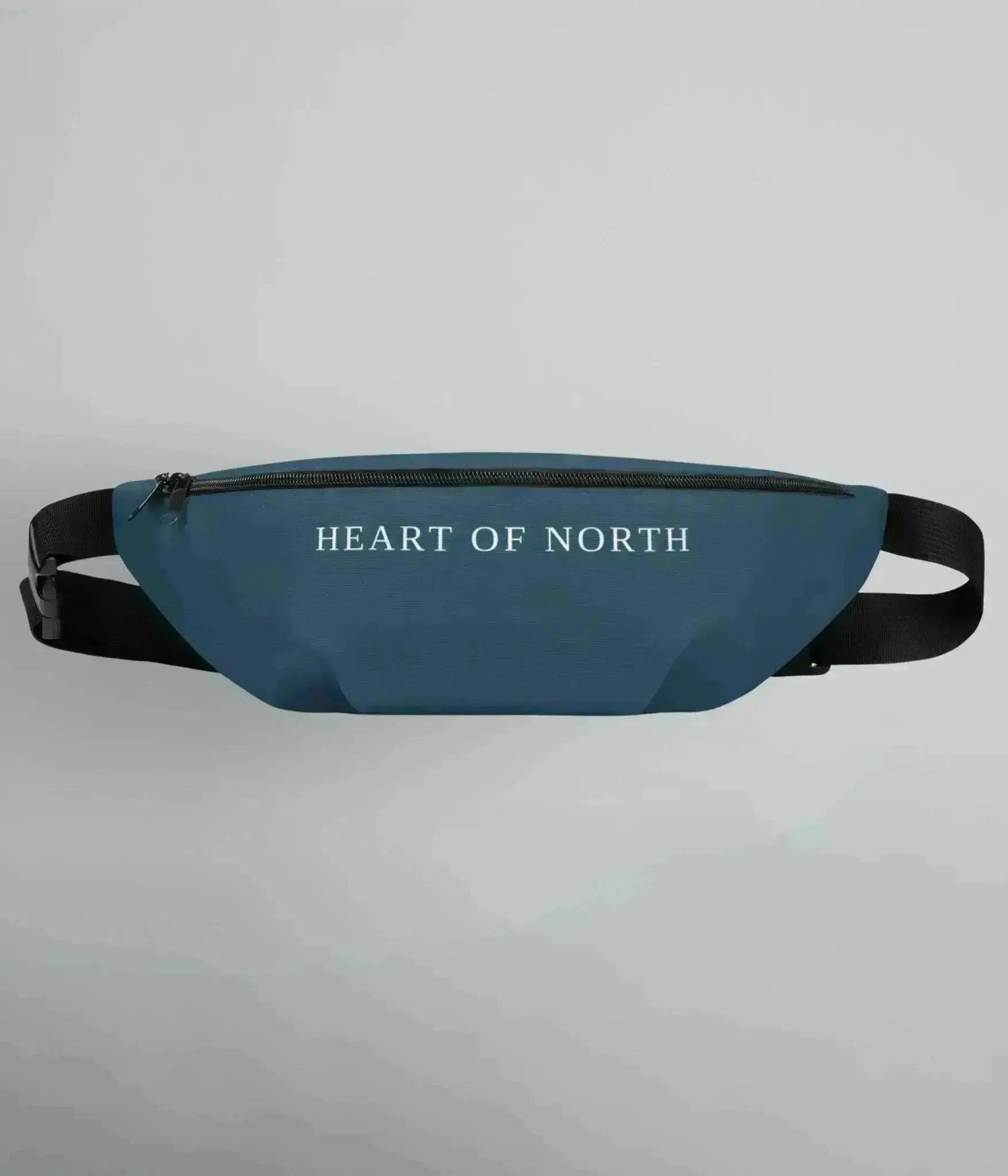 Marinblå Fanny Pack med vit text "Heart of North" framtill, justerbar svart rem och vattenavvisande design – perfekt för vardag och friluftsliv i Norrland.