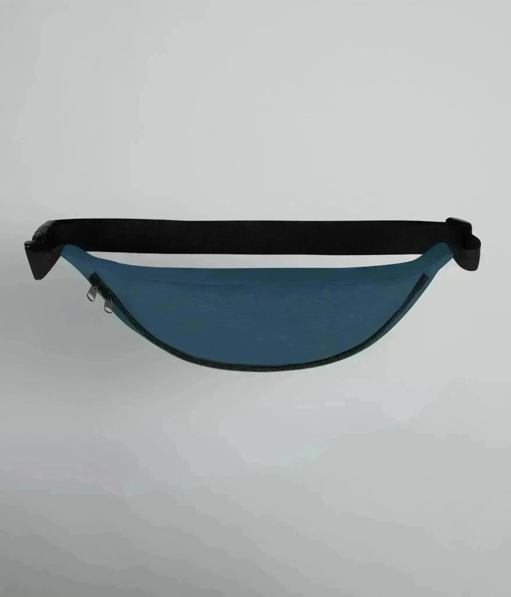 Marinblå Fanny Pack med vit text "Heart of North" framtill, justerbar svart rem och vattenavvisande design – perfekt för vardag och friluftsliv i Norrland.