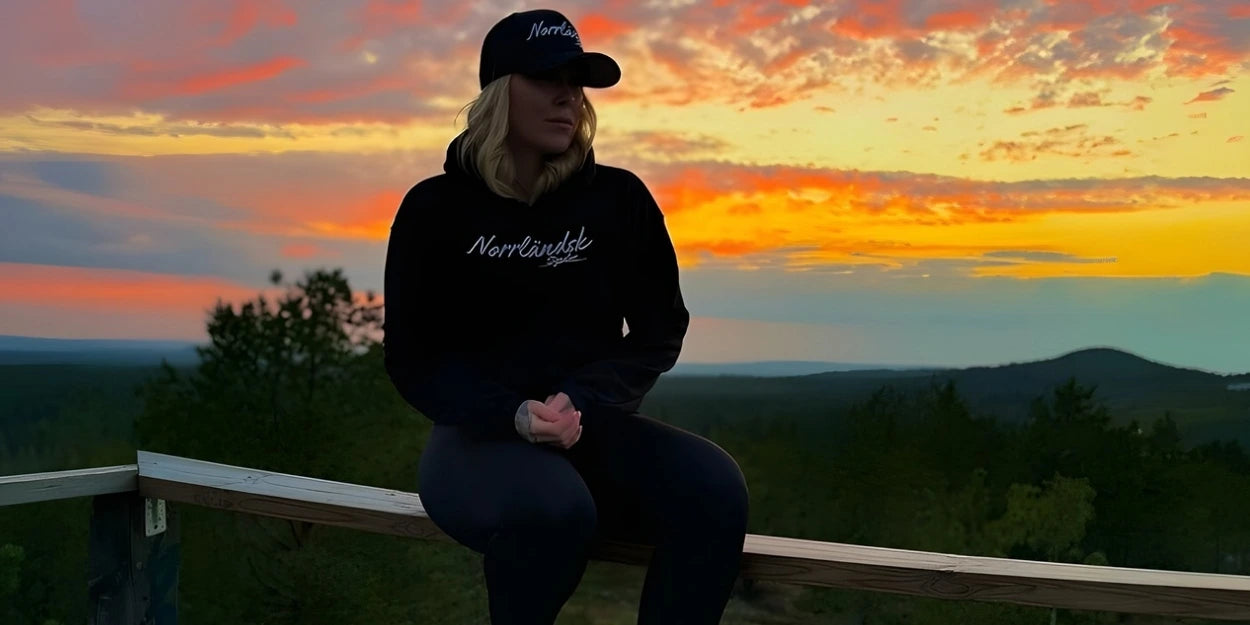 Svart Hoodie Norrländsk signatur Unisexkläder från Norrland - Heart of North