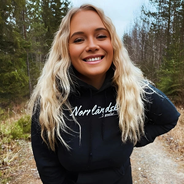 Svart Hoodie Norrländsk Streetwear från Heart of North