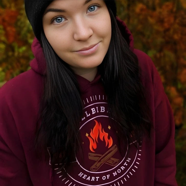 Vinröd Hoodie Grillbibeln Norrland från Heart of North