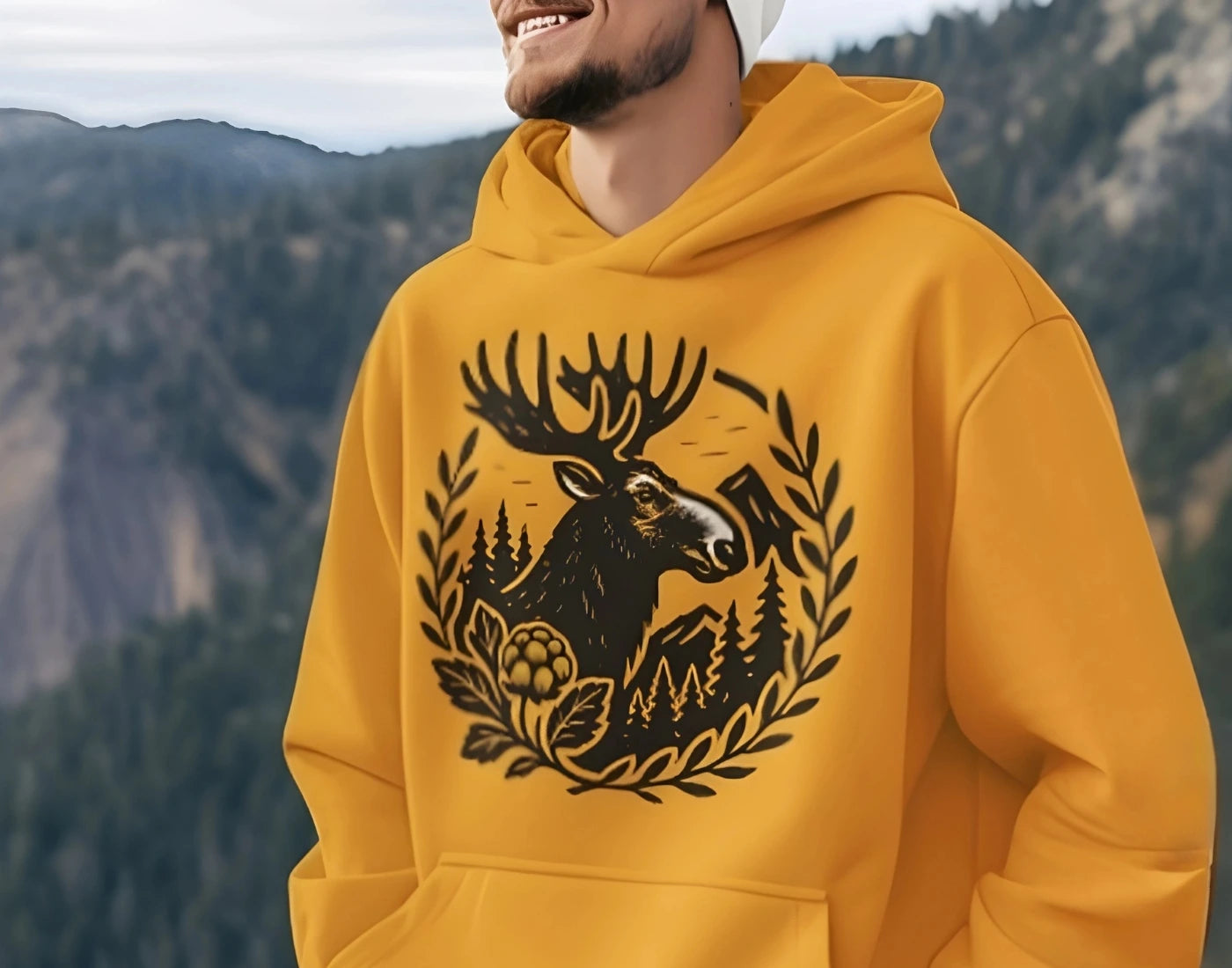 Hoodie i gul färg med älg och hjortronmotiv – Norrländsk streetwear från Heart of North