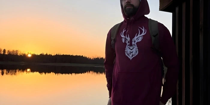 Vinröd Hoodie White Deer Norrland - Norrländska Unisexkläder från Heart of North