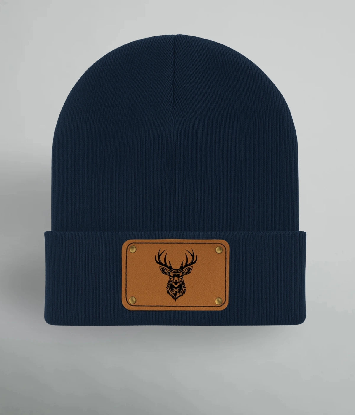 Marinblå Black Deer-mössa med exklusiv läderpatch och hjortmotiv från Heart of North. Varm unisexmössa inspirerad av norrländsk streetwear.