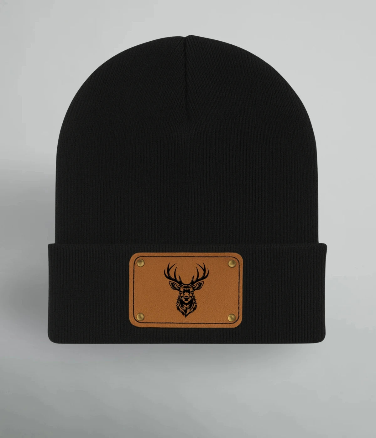 Svart Black Deer-mössa från Heart of North med cognacsfärgad läderpatch och hjortmotiv. Stilren unisexmössa i norrländsk design.