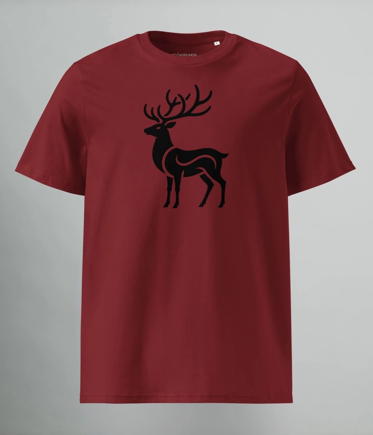 Vinröd Norrländsk streetwear t-shirt Arctic Blaze i ekologisk bomull med svart hjortmotiv från Heart of North