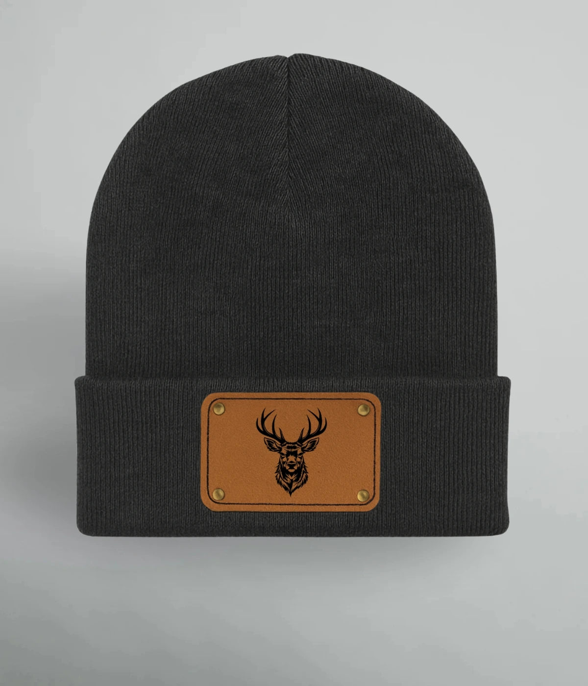Mörkgrå Black Deer-mössa i ribbstickad kvalitet med cognacsfärgad läderpatch och hjortdesign. Unisexmössa i tidlös norrländsk stil.