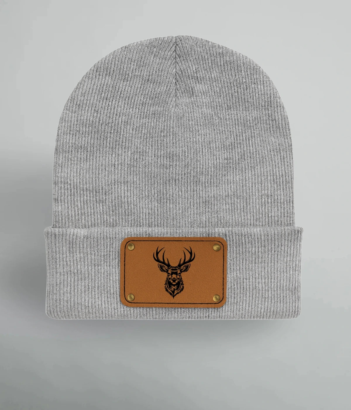 Grå Black Deer-mössa från Heart of North med läderpatch och detaljerat hjortmotiv. Modern och varm unisexmössa för vinter och outdoor.