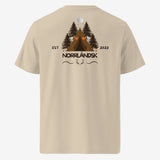 Heart of Norths beigea unisex T-shirt i organisk bomull med tryck på baksidan. Designen inspirerad av den norrländska naturen, med en illustration av en tältkonstruktion omgiven av tallskog och texten 'Norrländsk' samt 'EST 2023'. Perfekt för dig som söker hållbara och stilrena plagg med koppling till Norrland. Denna T-shirt kombinerar kvalitet, komfort och en stark känsla av gemenskap och natur.