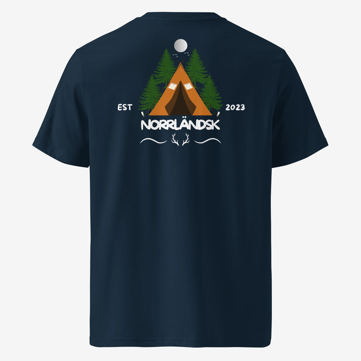 Heart of Norths marinblåa unisex T-shirt i organisk bomull med tryck på baksidan. Designen inspirerad av den norrländska naturen, med en illustration av en tältkonstruktion omgiven av tallskog och texten 'Norrländsk' samt 'EST 2023'. Perfekt för dig som söker hållbara och stilrena plagg med koppling till Norrland. Denna T-shirt kombinerar kvalitet, komfort och en stark känsla av gemenskap och natur.