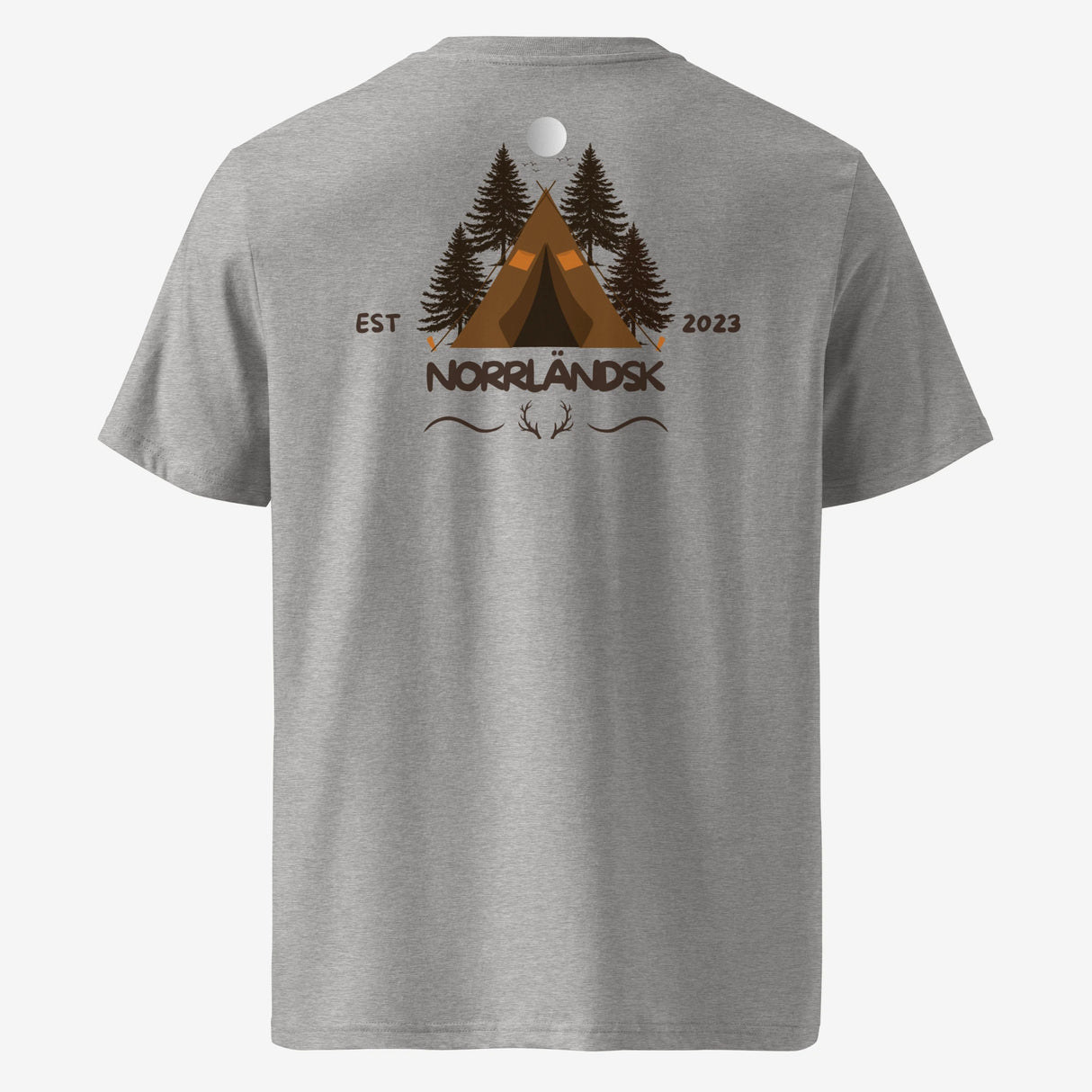 Heart of Norths grå unisex T-shirt i organisk bomull med tryck på baksidan. Designen inspirerad av den norrländska naturen, med en illustration av en tältkonstruktion omgiven av tallskog och texten 'Norrländsk' samt 'EST 2023'. Perfekt för dig som söker hållbara och stilrena plagg med koppling till Norrland. Denna T-shirt kombinerar kvalitet, komfort och en stark känsla av gemenskap och natur.